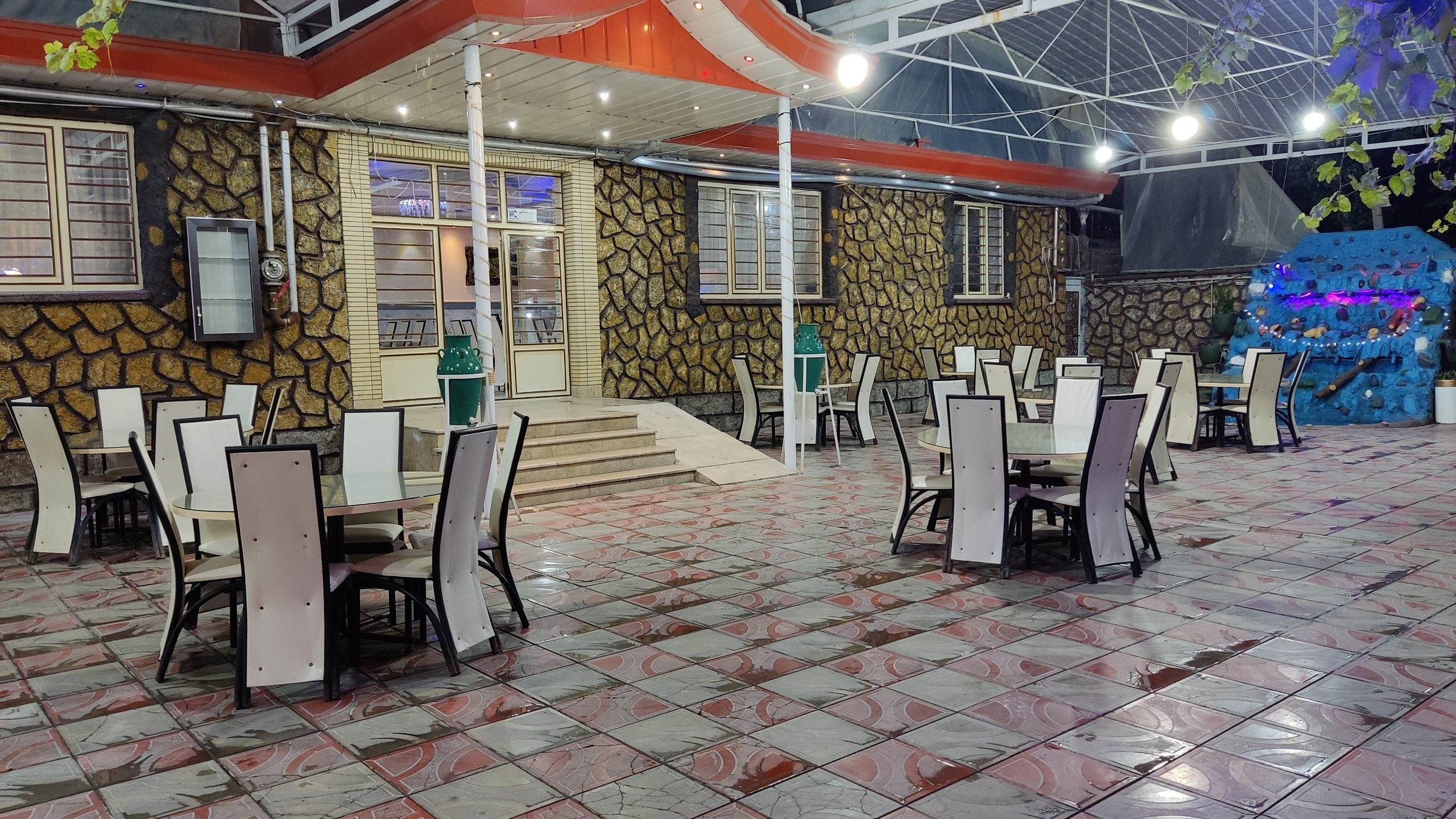 حیاط رستوران
